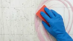 Zo laat je badkamertegels glanzen: een simpele oplossing met twee ingrediënten verrast