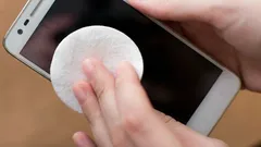 Effectieve smartphone-reiniging: Zo maak je het scherm, de oplaadpoort en kleine onderdelen schoon